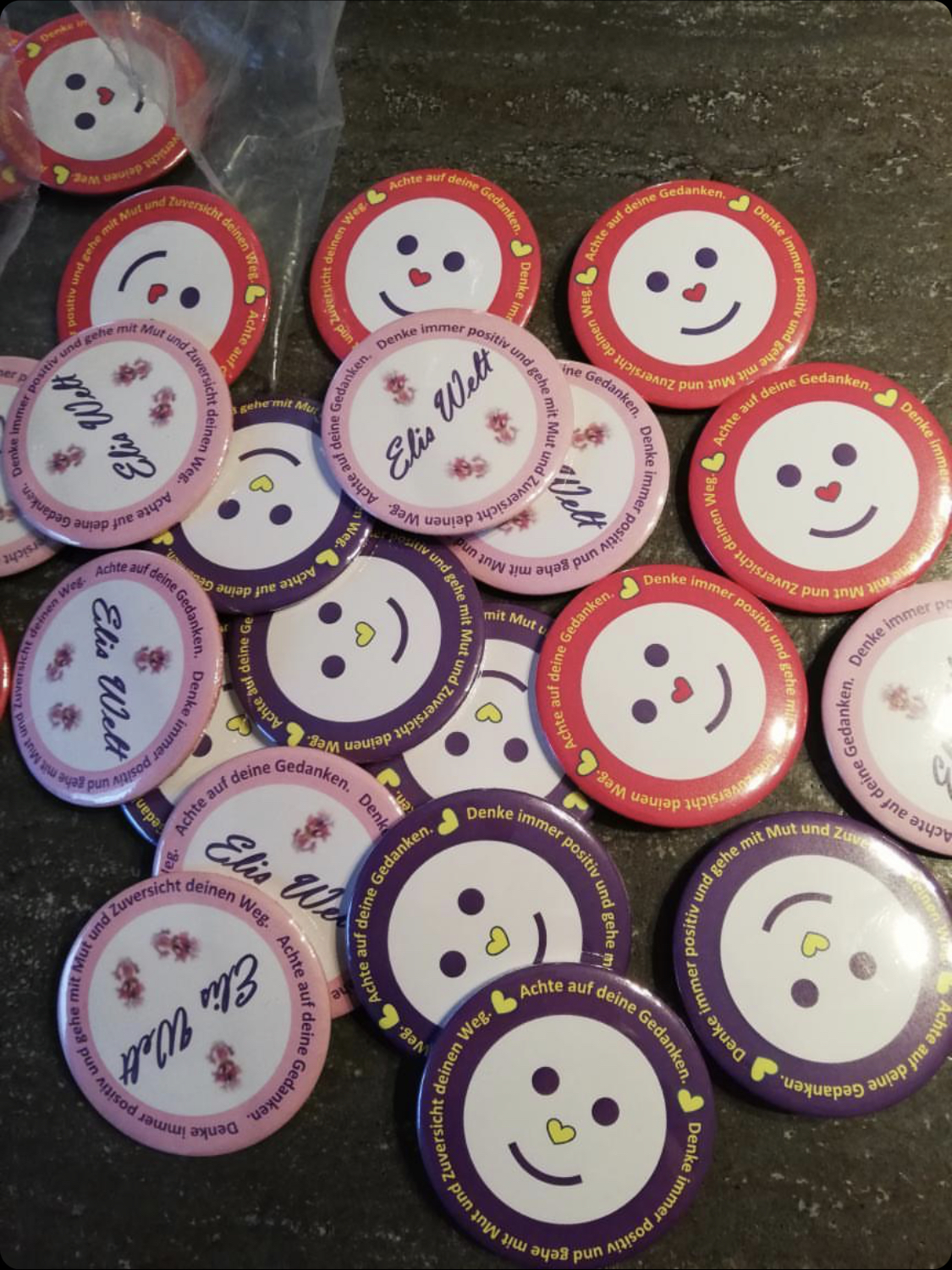 Lustige Sticker aus der Familienwerkstatt gab es zur Buchpremiere von "Elis Welt".